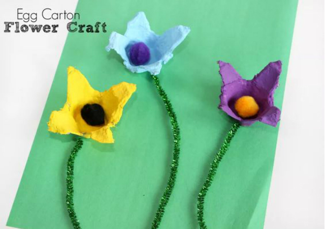 Cartão com flores de caixa de ovo