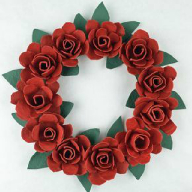 Guirlanda de flores vermelhas feitas de caixa de ovo