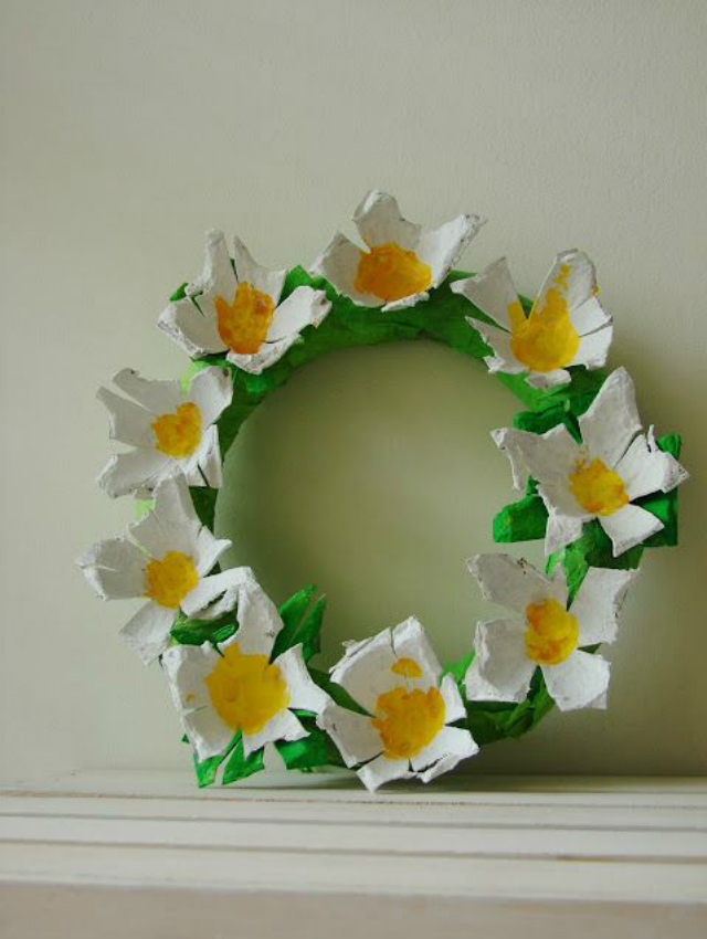 Guirlanda de flores feita com caixa de ovo