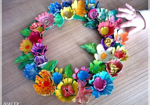 Guirlanda de flores coloridas feitas com caixa de ovo