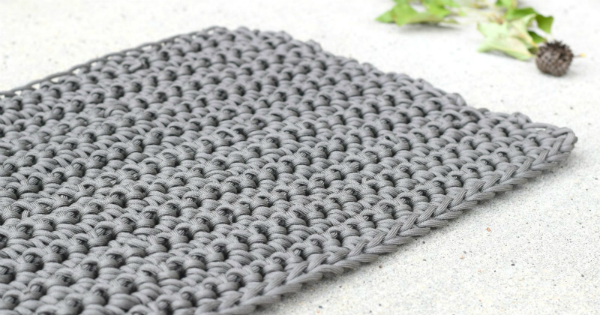 Tapete de crochê cinza