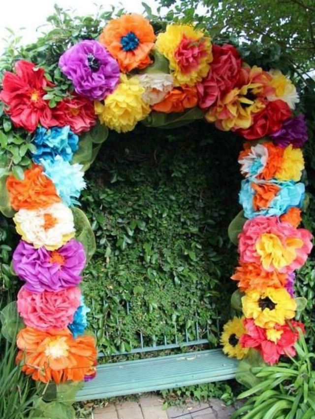 Arco com flores de papel crepom