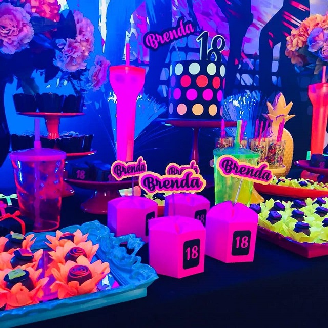 Mesa de doces de festa neon 