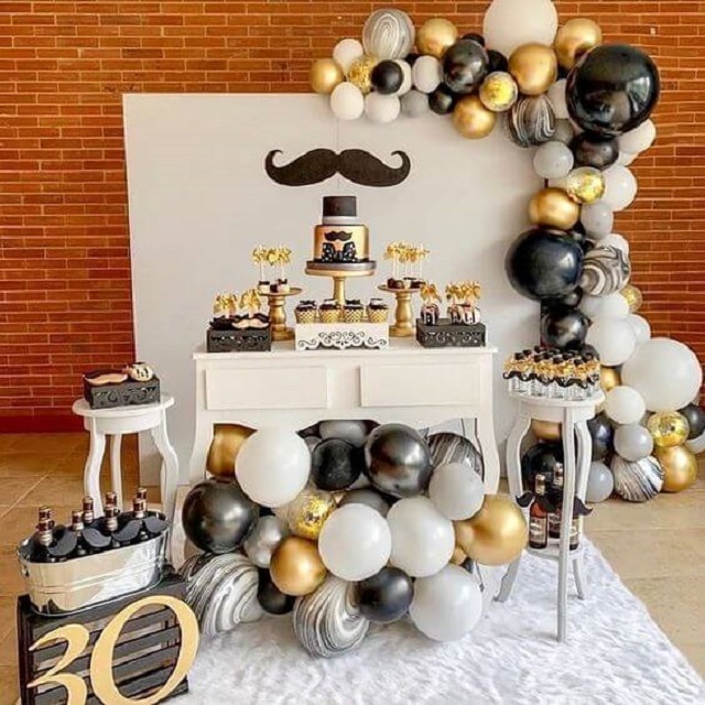 Decoração de festa com balões e bigode 