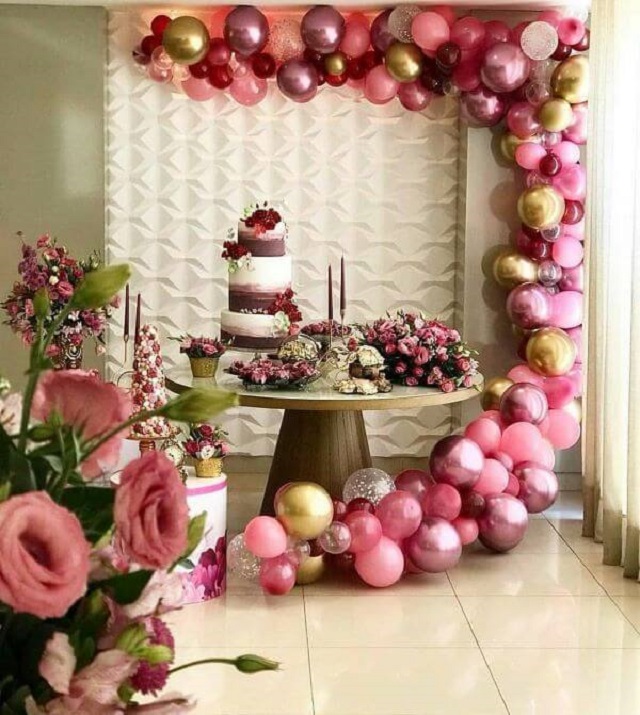 Decoração de festa com balões rosa