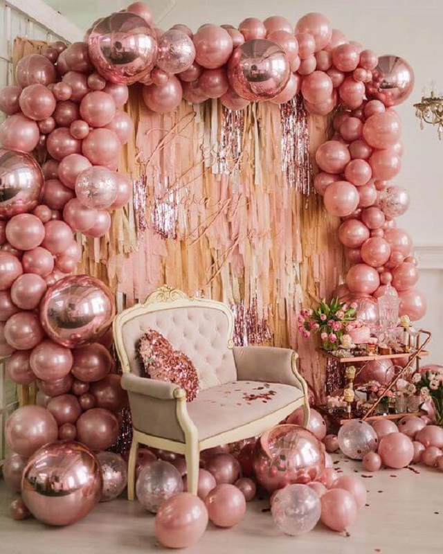 Decoração de festa com balões rosa