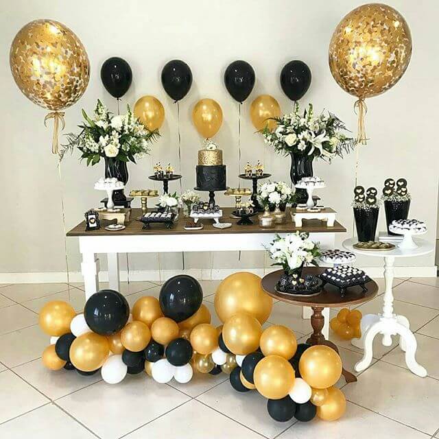 Decoração de festa com balões preto e dourado