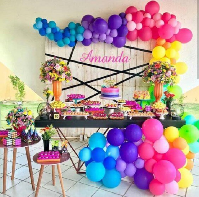 Decoração de festa com balões coloridos