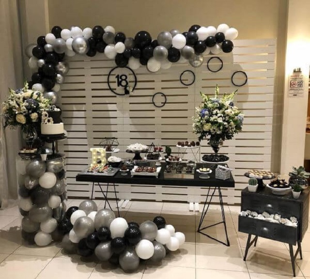 Decoração de festa com balões preto,branco e prata