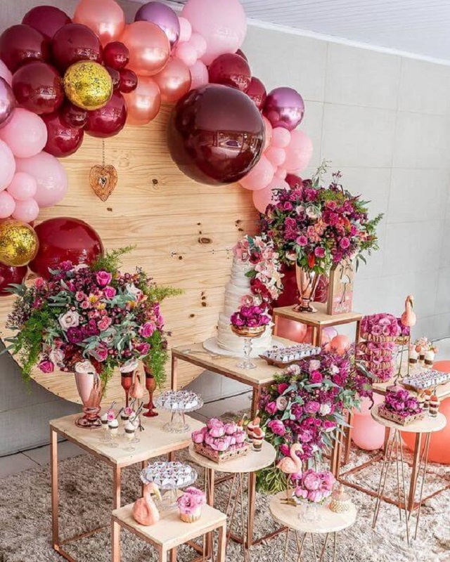 Decoração de festa com flores e balões
