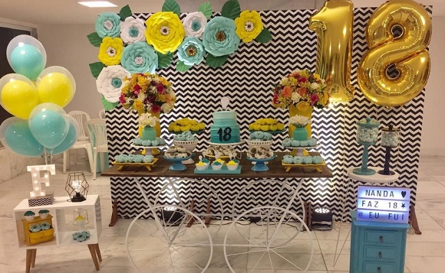 Decoração com festa com flores amarelas e azul claro 