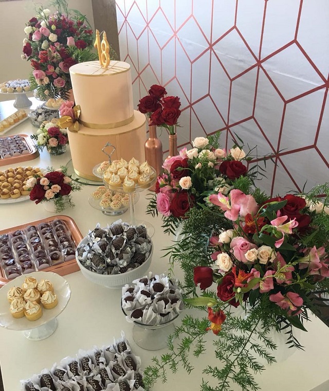 Mesa de doces com flores 