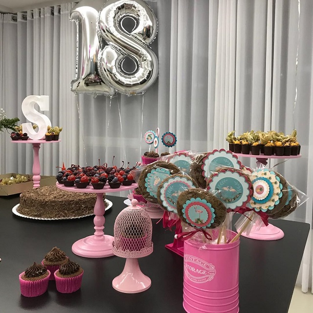 Mesa de doces de festa de 18 anos