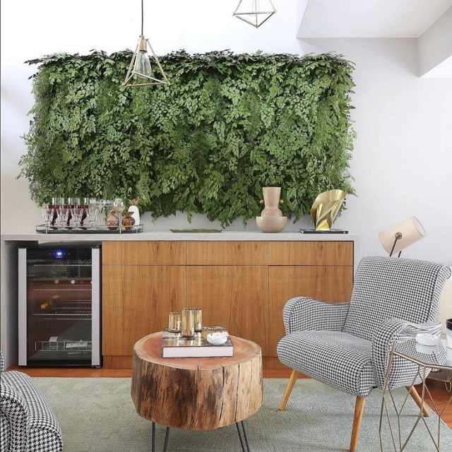 Sala com plantas na parede