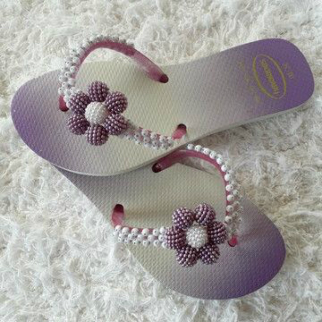 Chinelo lilás com aplicação de miçangas