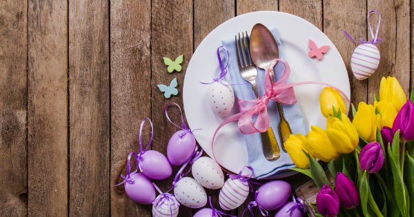 Mesa de Páscoa com flores e ovinhos