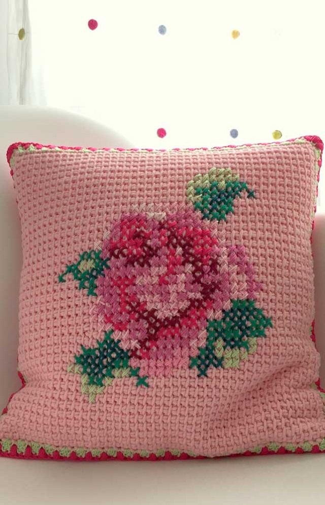 Capa de almofada de crochê tunisiano com desenho de rosa 