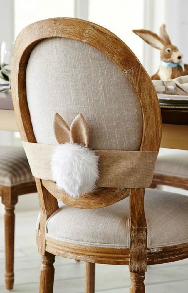 Cadeira com decoração de Páscoa