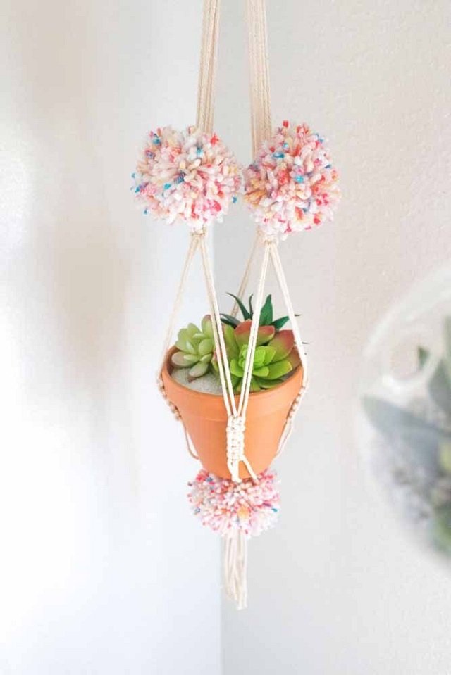 Suporte para plantas de macramê com pompom