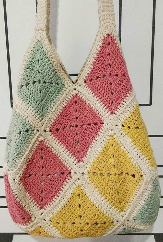 Bolsa com quadrado de crochê