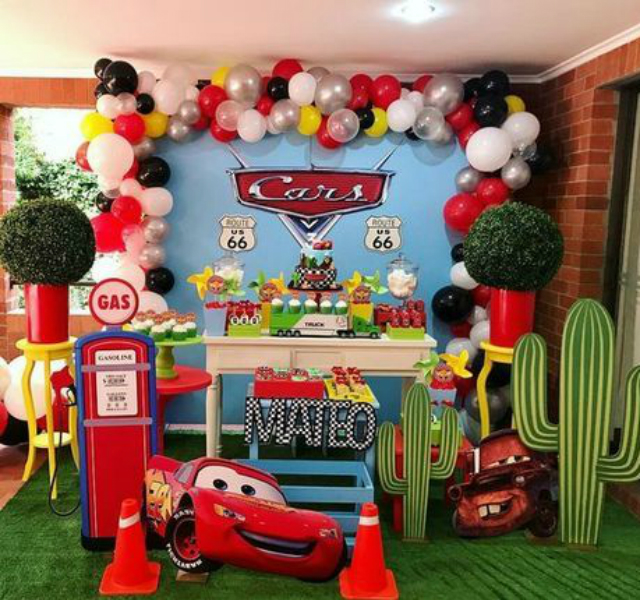 Decoração de festa com tema Carros