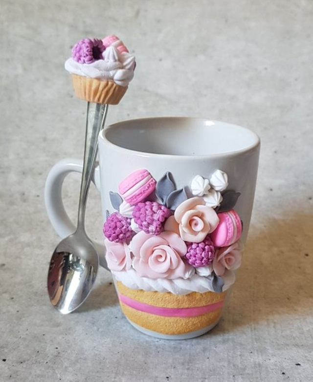 Caneca com biscuit de doces e flores 