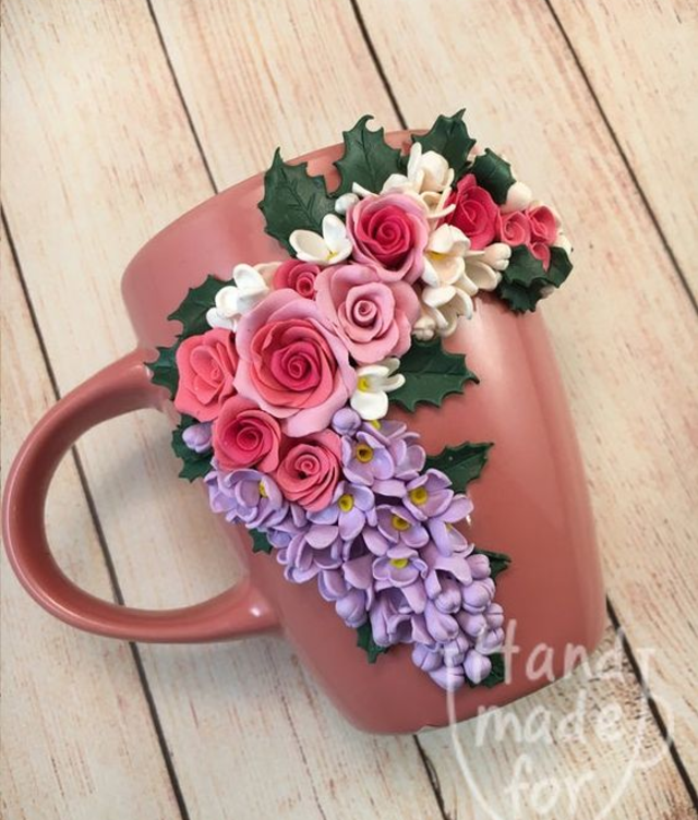 Caneca com biscuit de flores 