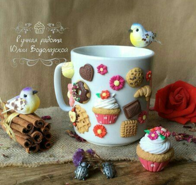 Caneca com biscuit de doces e flores