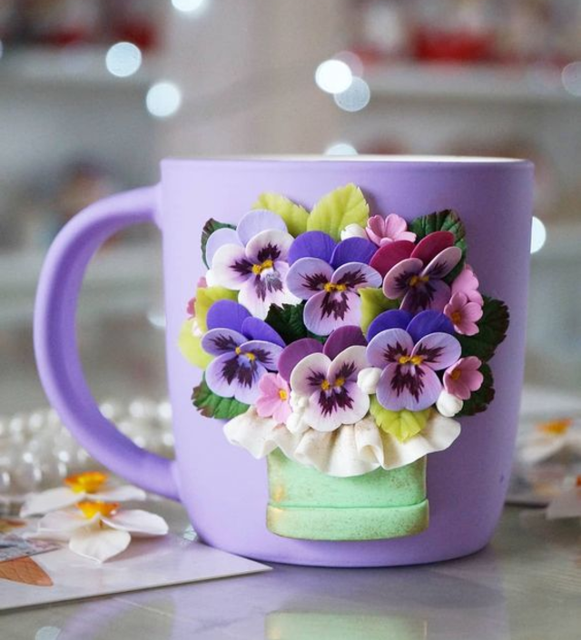 Caneca com biscuit de flores 