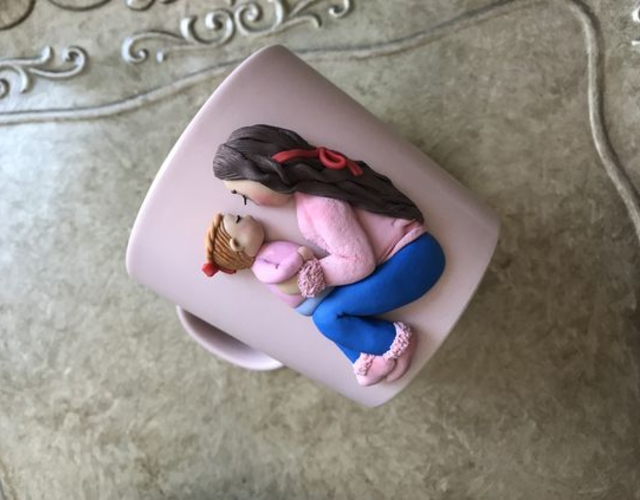 Caneca com biscuit mãe e filha 