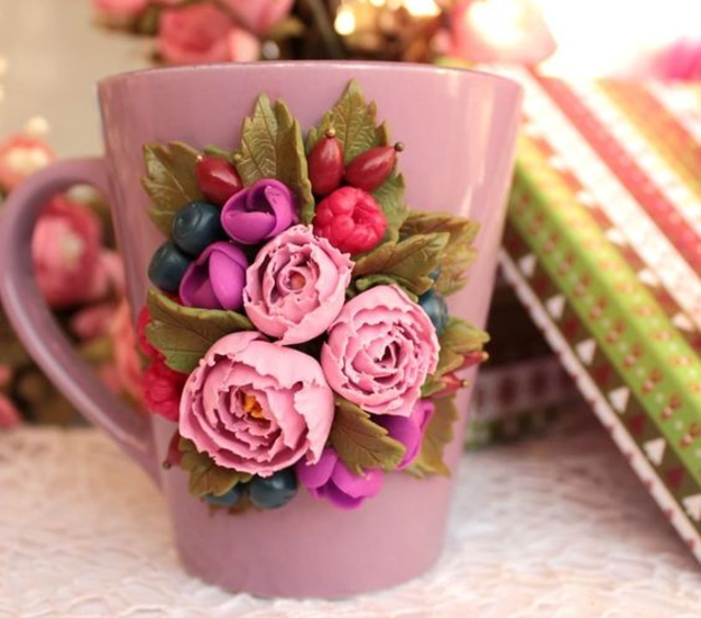 Caneca com biscuit de flores 