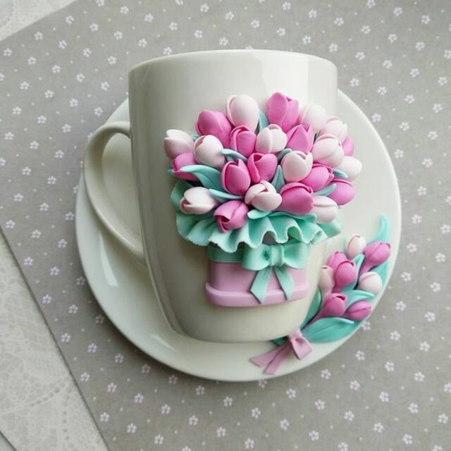 Caneca com biscuit de tulipas 