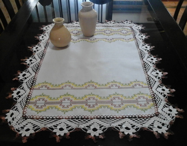 Toalha de mesa com bordado vagonite