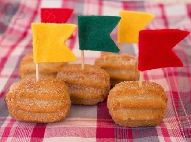 Churros com bandeirinhas de festa junina