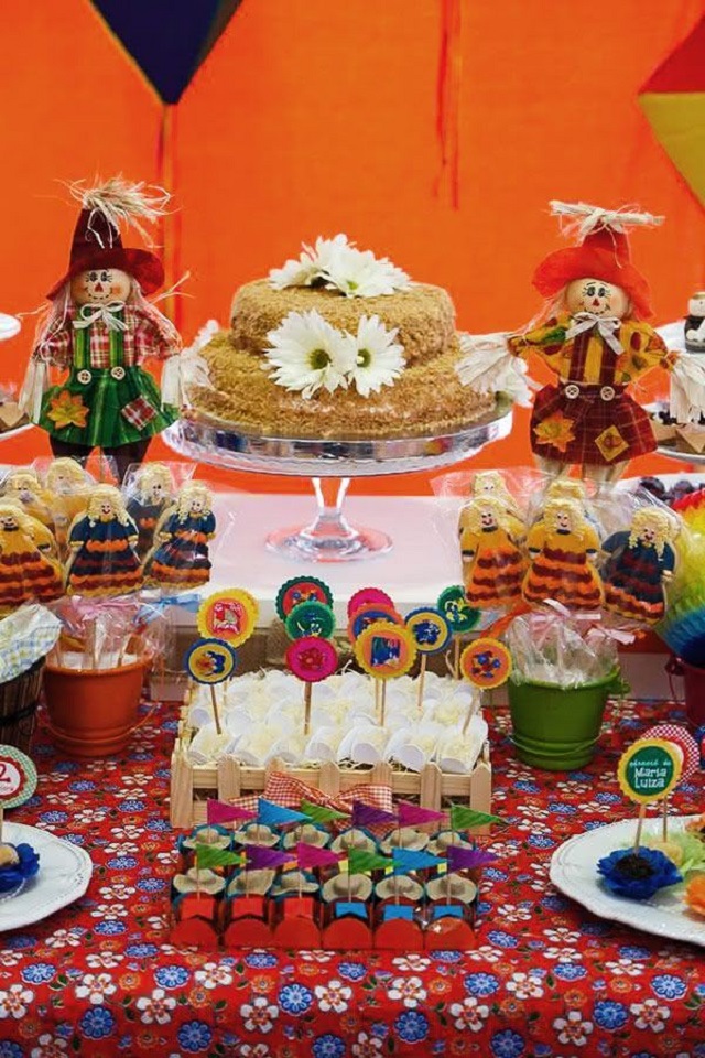 Decoração de festa junina com espantalhos 