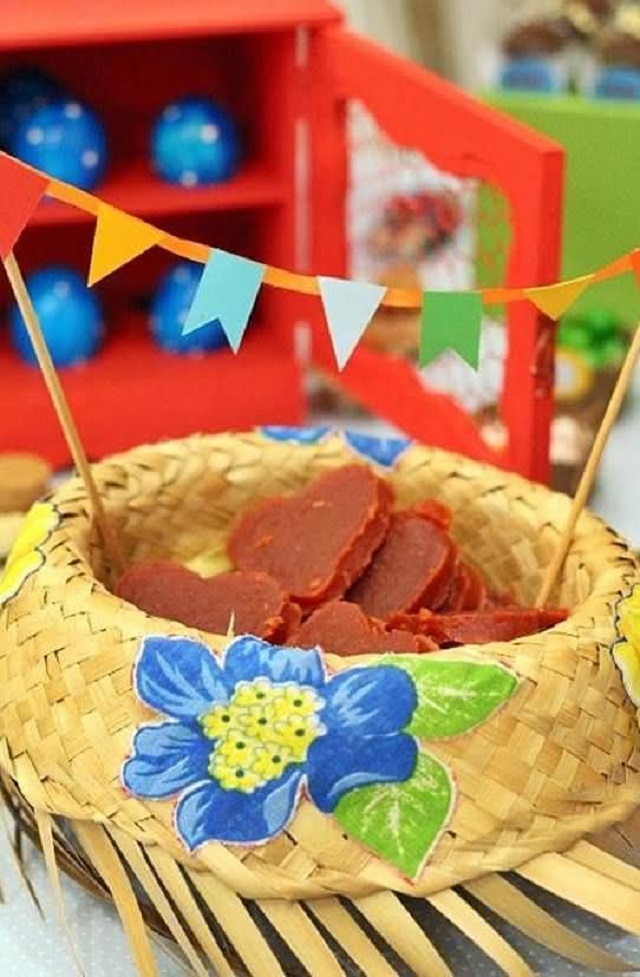 Decoração para festa junina com chapéu de palha 