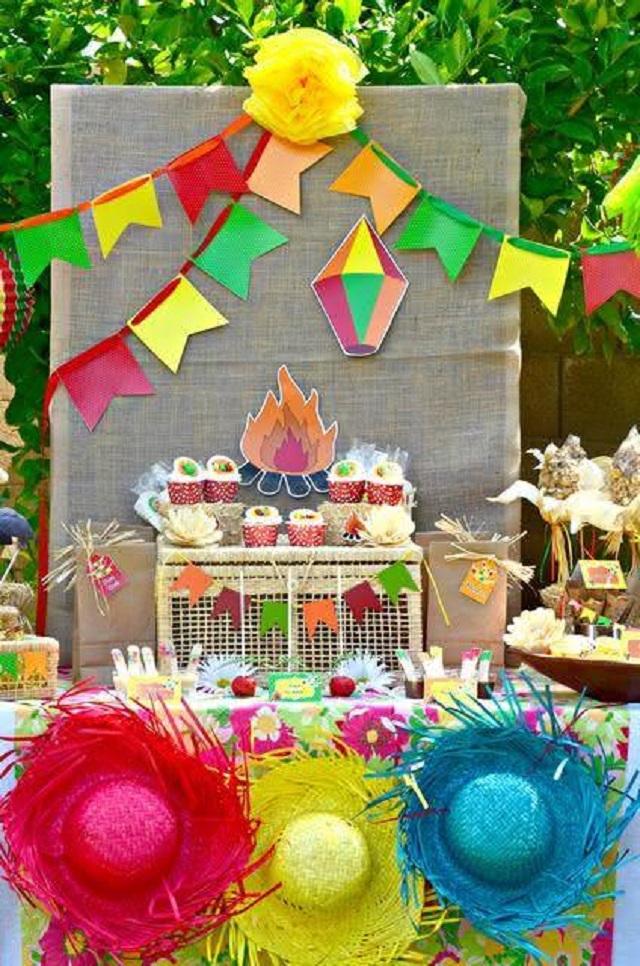 Decoração para festa junina com chapéu de palha 