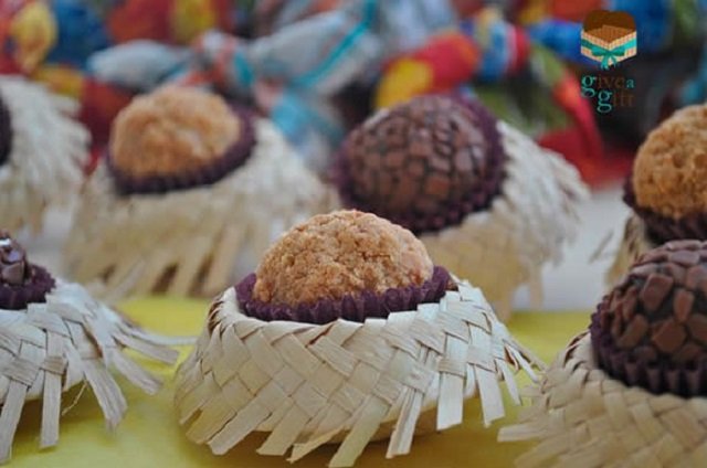 Decoração para festa junina com chapéu de palha 