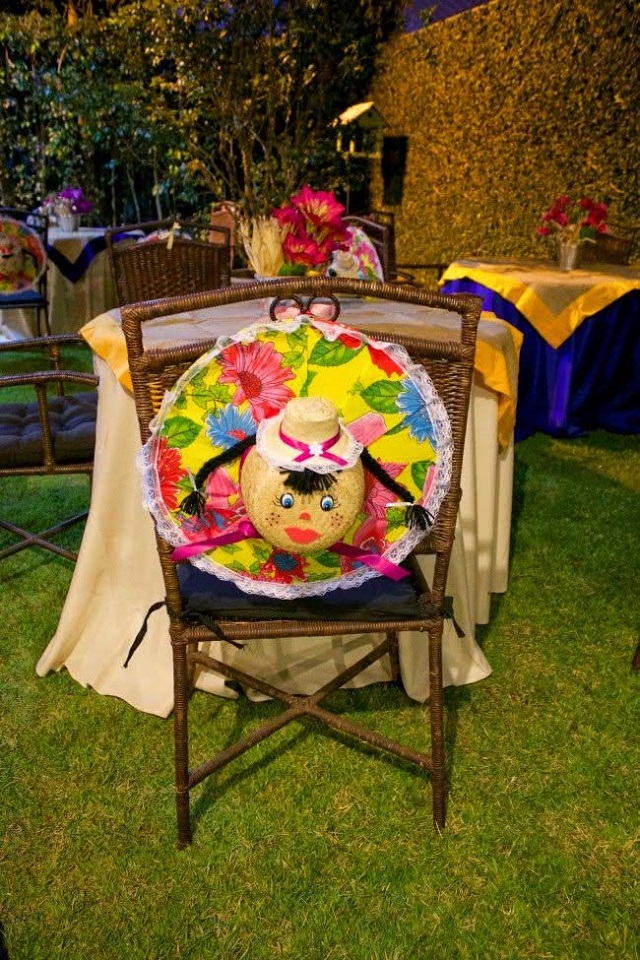 Decoração para festa junina com chapéu de palha 