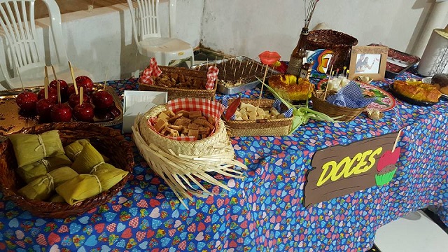 Mesa de doces de festa junina