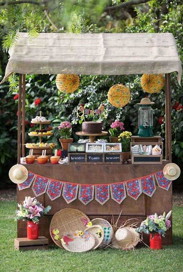 Mesa de doces de festa junina