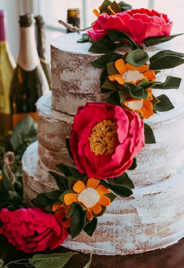 Bolo com flores de feltro 