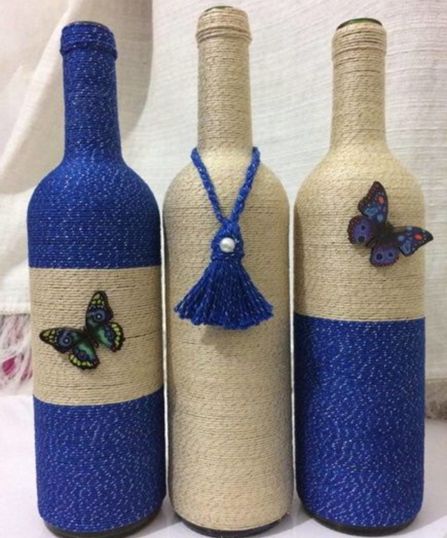 Garrafas decoradas com barbante azul e bege