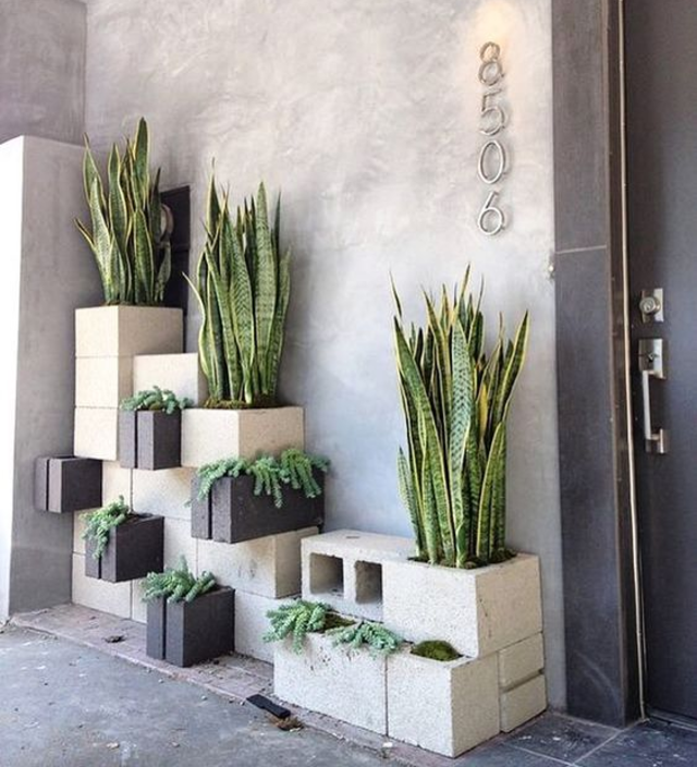 Jardim simples com blocos de concreto 