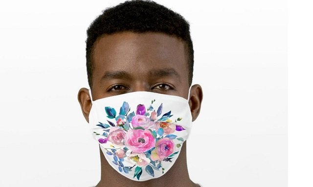 Máscara de proteção com pintura de flores