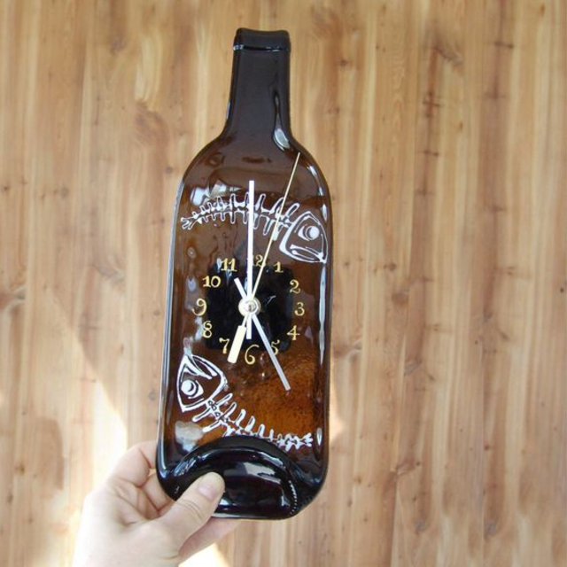 Relógio feito com garrafa de vidro