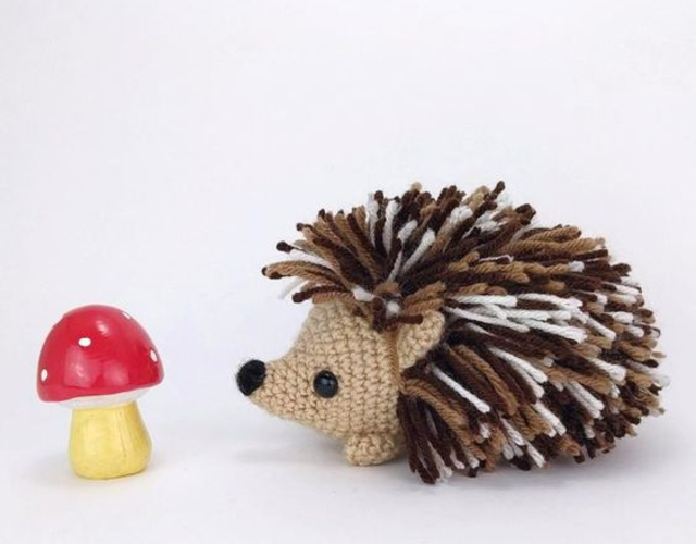 Porco espinho de amigurumi