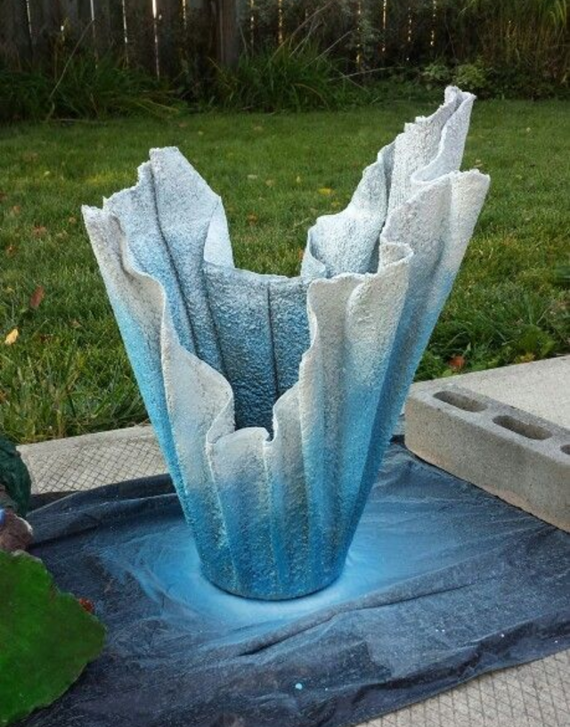 Vaso de cimento e toalha com degradê azul
