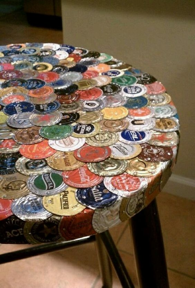 Mesa decorada com tampinhas de garrafas