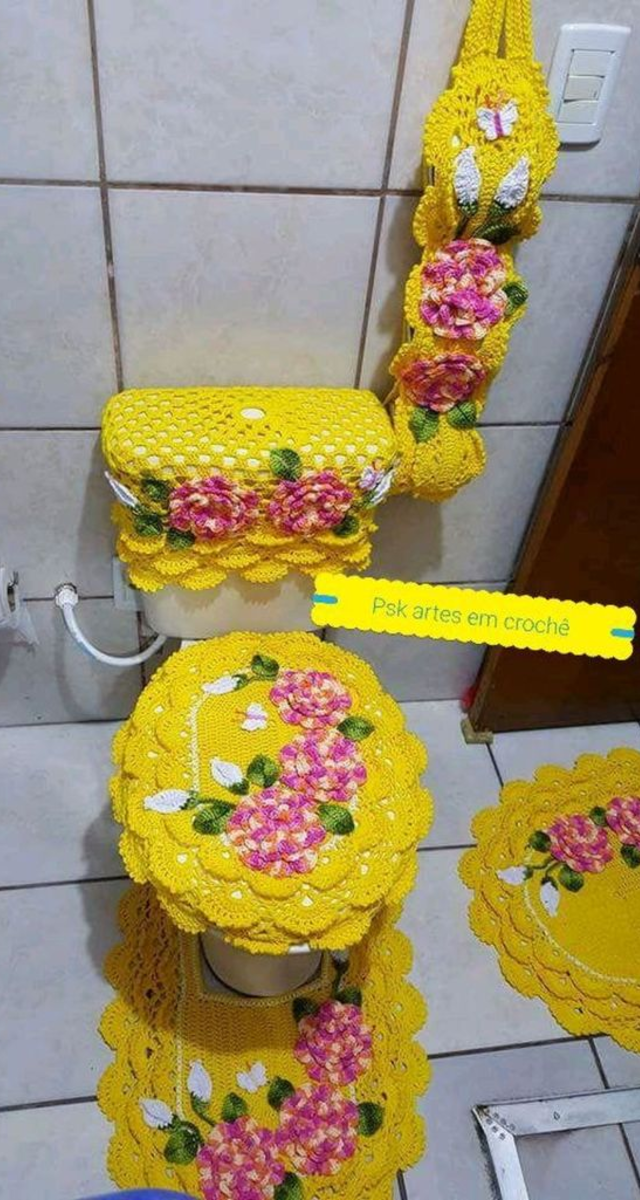 Jogo de banheiro com aplicação de flores de crochê